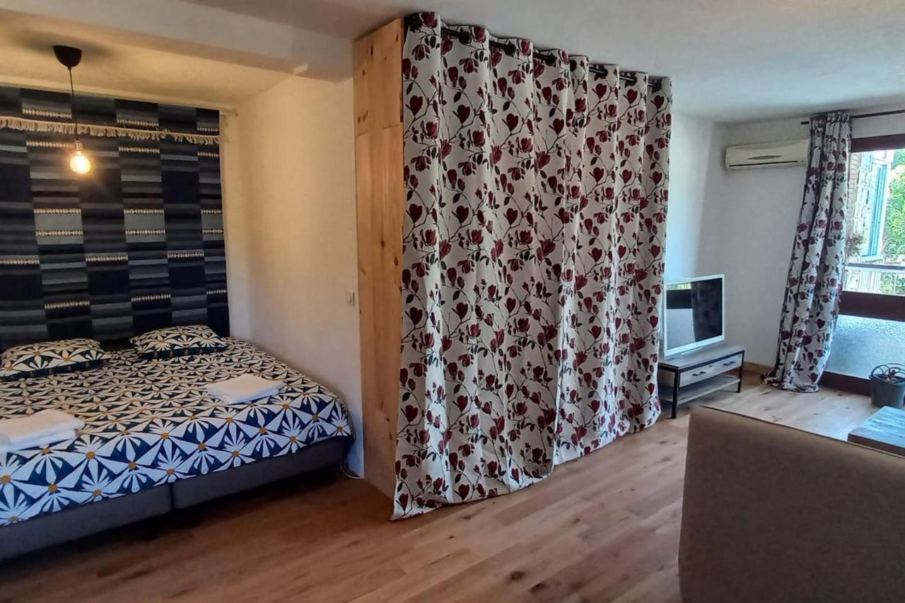 Loft Climatise "La Pinede", 50 M2, Tres Calme, 5 Mn A Pied Des Plages, Lit King Size La Seyne-sur-Mer Eksteriør bilde